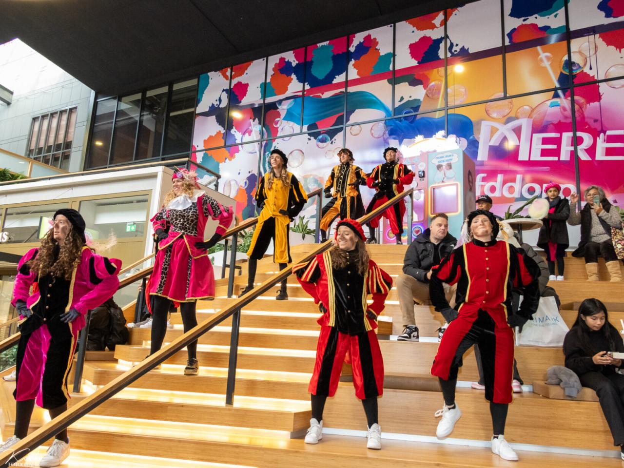 Danspieten op de trap in Hoofddorp Centrum