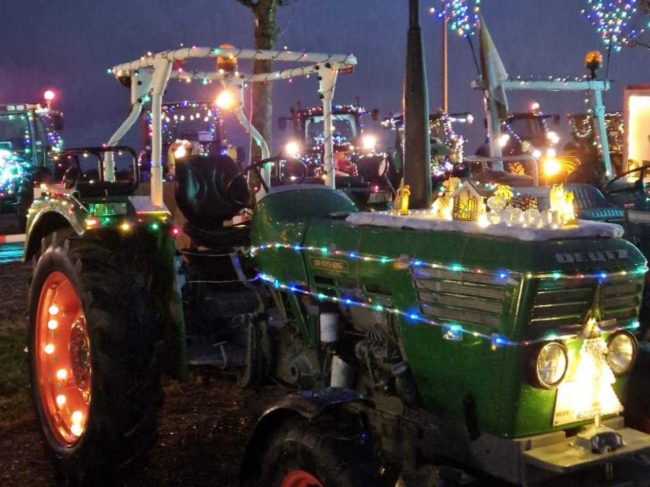 Verlichte trekker tijdens de trekkeroptocht