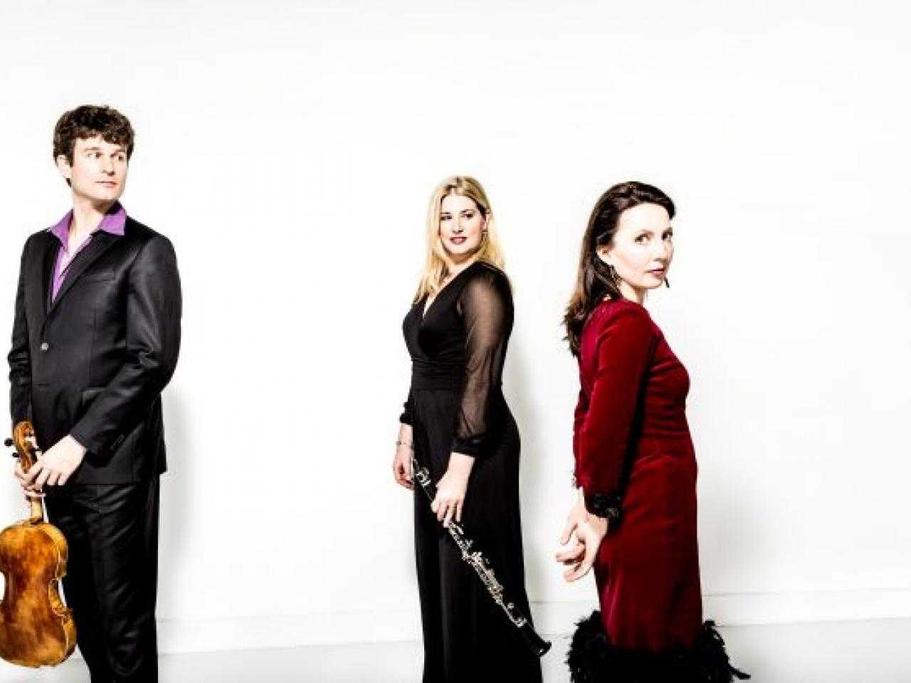 Muziektrio met instrumenten in hun handen