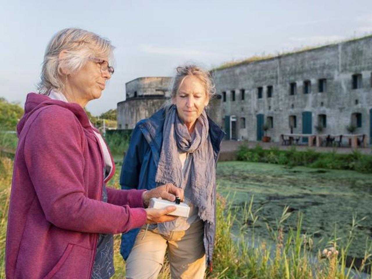 Voor het fort van Hoofddorp begin van de vleermuizenexcursie.