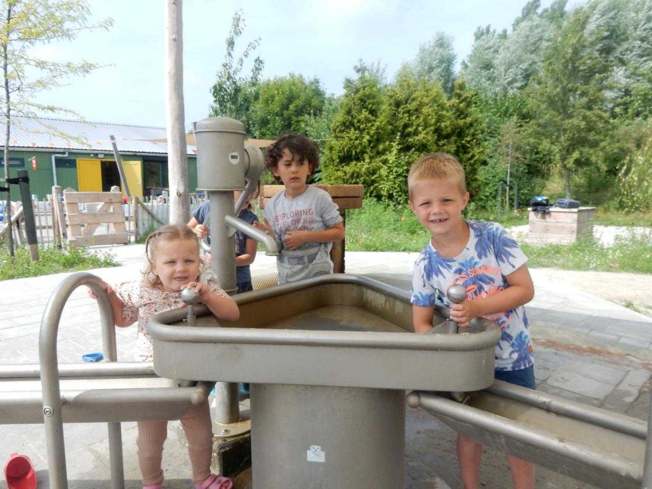 Spelende kinderen bij Jeugdland Nieuw-Vennep