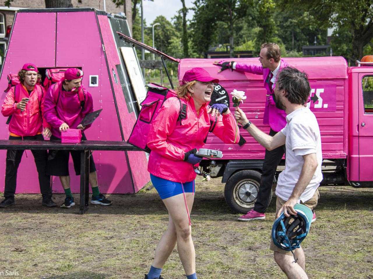 Afbeelding spektakelstuk Flitsbezorgers