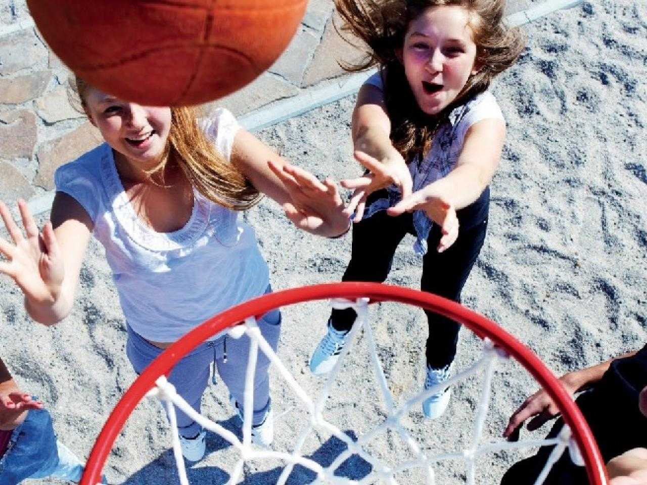 meisjes die basketballen